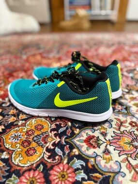 Nike Women's Teal and Neon Running Shoes BRAND NEW NEVER WORN